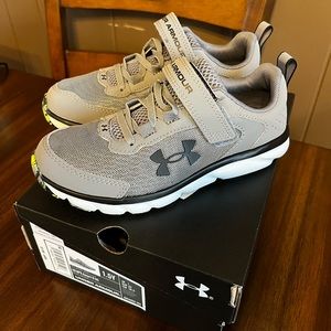 NWT Under Armour boys shoes 1.5 Y